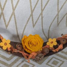 Kokosblatt mit gefriergetrockneter Rose